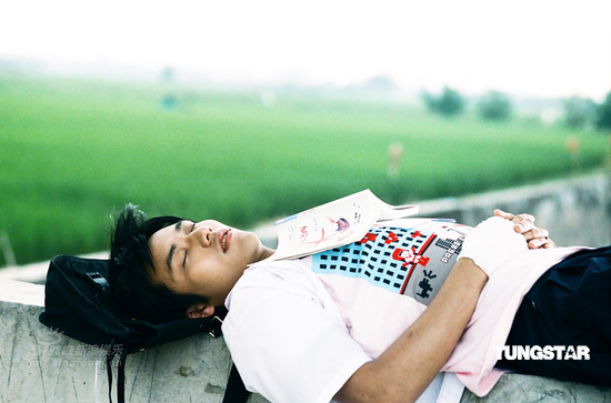 组图:张睿家拍电影 笑称跳臭河比拍全裸更难