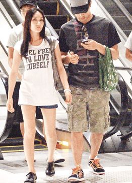 连凯只顾玩手机,似乎冷落了身边的老婆
