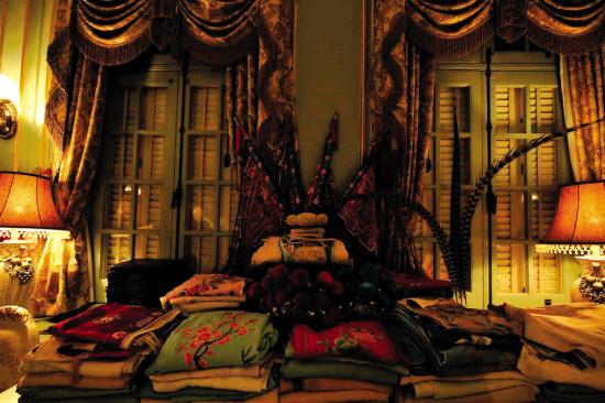 所有的戏装都是手工制作的