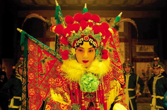 戏里，梅兰芳在舞台上唱戏的镜头，演员穿的都是梅大师当年的行头