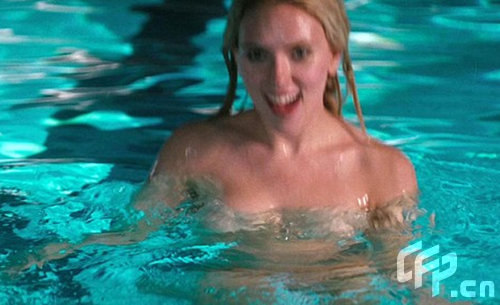 斯嘉丽上演水中诱惑戏 傲人双峰呼之欲出(组图)
