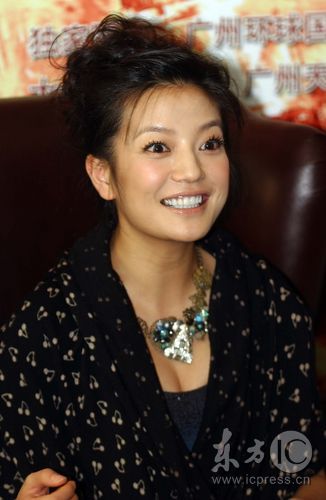 组图:《赤壁》下广东首映 林志玲赵薇窃窃私语