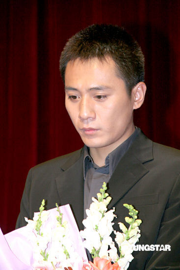 01 14:01:39 新浪娱乐 刘烨迟到未走红毯  导演尹力 演员黄渤光头出镜