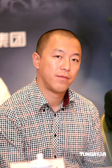 演员黄渤光头出镜