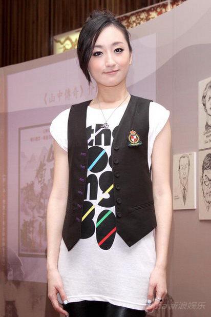 柯佳嬿有小桂纶镁之称.