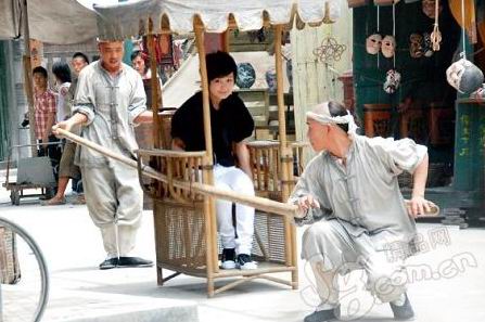 开城仪式中,李宇春坐轿子俏皮出场