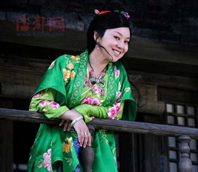 闫妮一身绿色锦缎、珠光宝气，好似《武林外传》老板娘“佟湘玉”的升级版。
