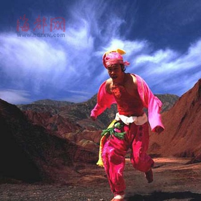 小沈阳造型喜感十足，穿着红肚兜在沙漠中奔跑。