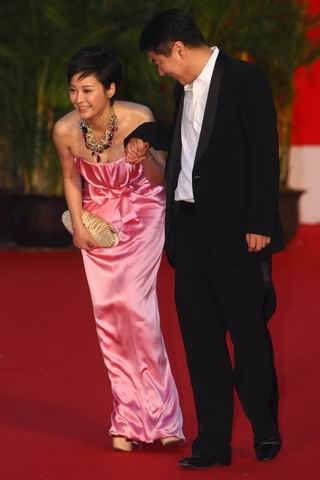 组图:袁莉低胸亮相红毯 携手于冬演绎红粉佳人