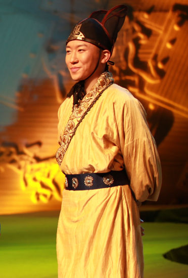 武术冠军吴迪亮相《龙门飞甲》首映礼(组图)