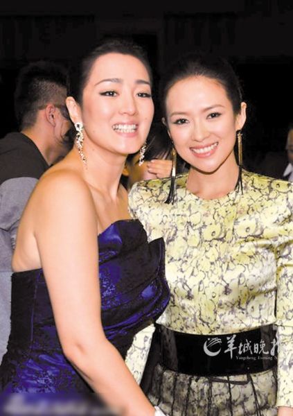 巩俐与章子怡一反常态亲热合影