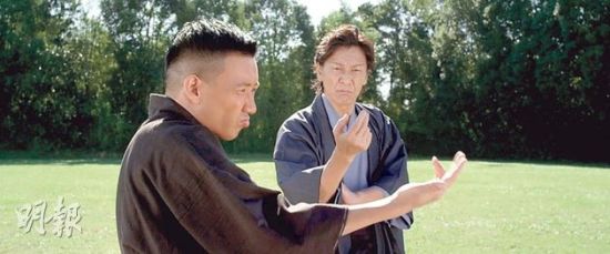 杜汶泽向加藤鹰(右)请教“金牌指法”。