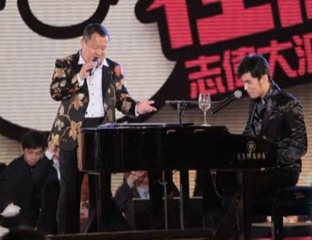 周杰伦为曾志伟生日派对献唱