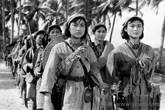 1961年电影《红色娘子军》在全国公映 举国轰动