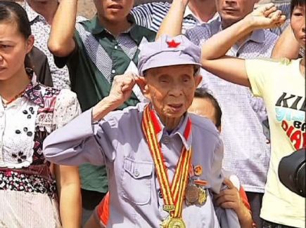 以102岁高龄加入中国共产党