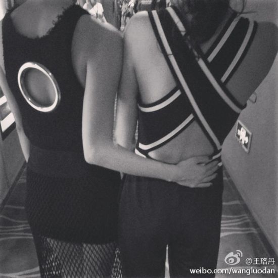 王珞丹陈乔恩秀美背