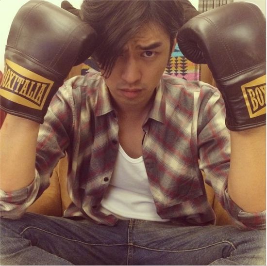 陈柏霖晒拳击照