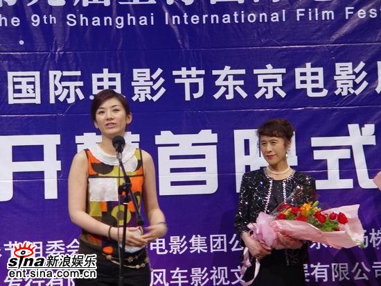 黄奕向栗原小卷献花