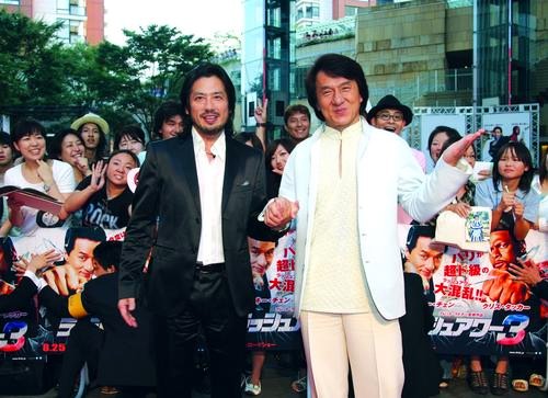 《尖峰时刻3》日本首映 成龙真田广之携手亮相