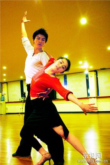 文根英借《舞女纯情》转型