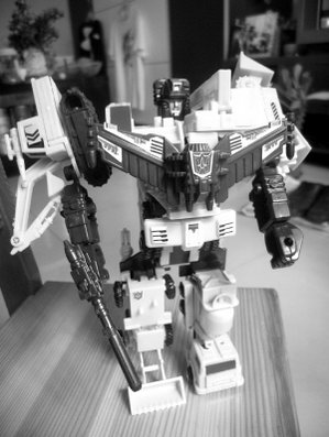 大图：山寨版大力神销路不错。王彬/摄 小图：正版大力神（资料图片）