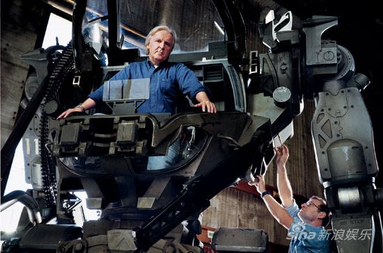 卡梅隆站在《阿凡达》里的机器人中