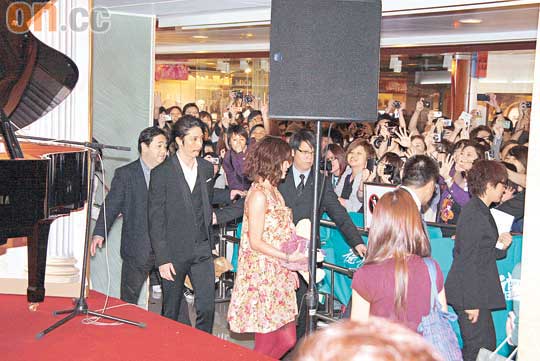 玉木宏香港宣传新片曝上野树里送其情人巧克力 手机新浪网 玉木宏香港宣传新片曝上野树里送其情人巧克力 手机新浪网