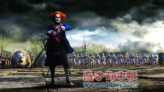 这是扮演疯帽子的约翰尼·德普与波顿的第七次合作。他在片中与爱丽丝有点暧昧。