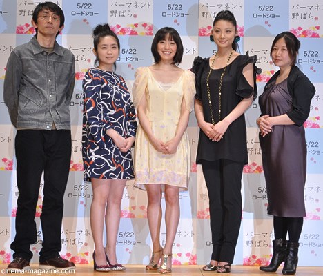 左起吉田大八导演、池肋千鹤、菅野美穗、小池荣子、原作者西原理惠子
