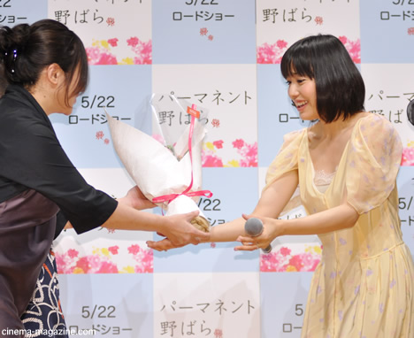菅野美穗出席试映会