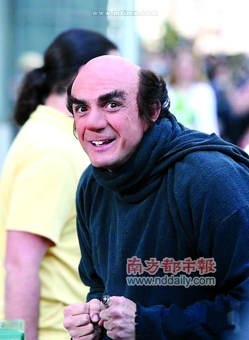 《蓝精灵》场景曝光:"格格巫"现身纽约(图)