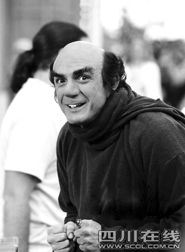 真人版"蓝精灵"来了 邪恶的格格巫造型曝光