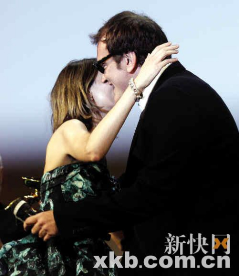 评委会主席昆汀·塔伦蒂宣布把金狮颁给绯闻女友科波拉 
