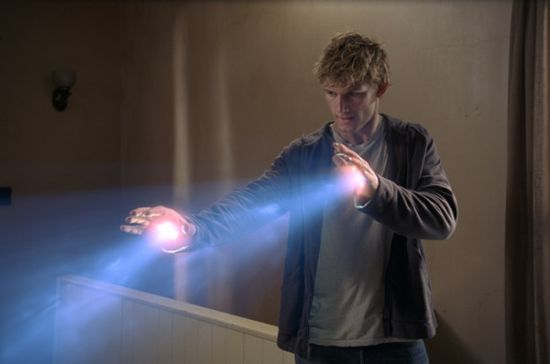 亚历克斯·帕蒂弗在《关键第四号》中饰演拥有超能力的外星人,他不久