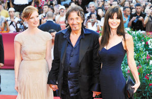 阿尔·帕西诺（中）携女友卢西拉·索拉（右）和演员杰西卡·查斯顿亮相威尼斯电影节红地毯。