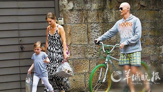 　治疗期间的安迪（右）难得与家人一起出门