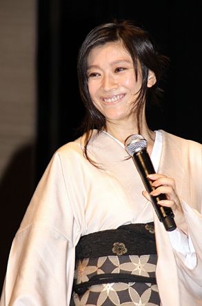 的上映前宣传活动,她和演唱主题曲的中岛美嘉穿着漂亮的浴衣出场