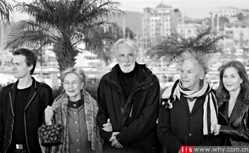 竞赛片《爱》的导演迈克尔·哈内克（中）和主演伊莎贝尔·于佩尔（右）昨日出席戛纳见面会。新华社图　　