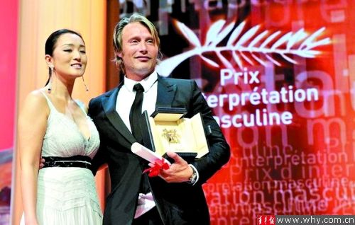 巩俐为最佳男演员奖得主麦德斯-米科尔森颁奖。