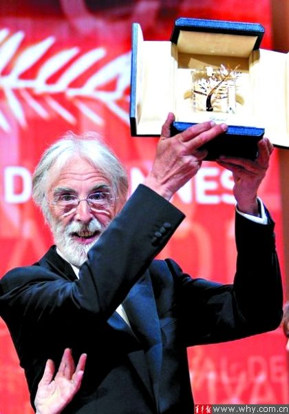 《爱》的导演迈克尔-哈内克高举金棕榈奖。