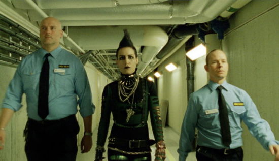 《捅马蜂窝的女孩》剧照。从2007年起，拉佩斯一口气拍了根据斯蒂格·拉森“千禧年”三部曲改编的三部电影，饰演女主角莉丝贝·萨兰德 