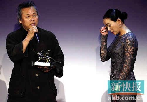 患有社交恐惧症的金基德唱出心中的苦闷，一旁的女演员流下泪来。