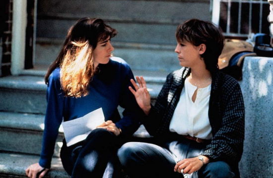 凯瑟琳·毕格罗(左)在 1989 年《霹雳蓝天使》的拍摄现场，与女主角李·柯蒂斯交流