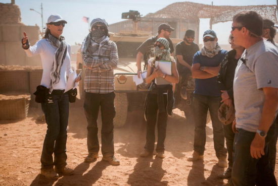凯瑟琳·毕格罗(左一)与工作人员在《猎杀本·拉登》拍摄现场