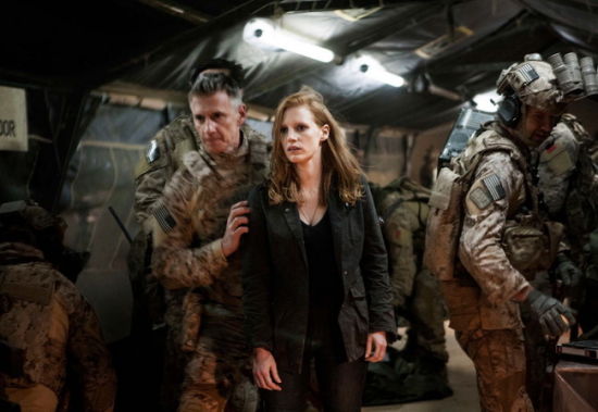 杰西卡·查斯坦饰演的中情局女探员玛雅（中），不是《猎杀本·拉登》里的“英雄”，而是这场十年追踪的一个牺牲品