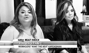 德兰尼·布朗（右）与母亲在纪录片《成名》中接受采访。截屏图