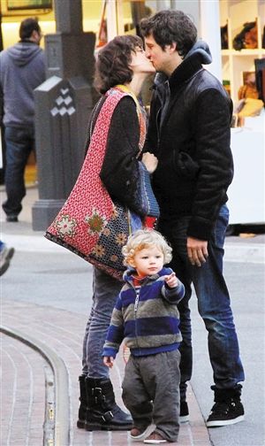 一家三口被街拍。