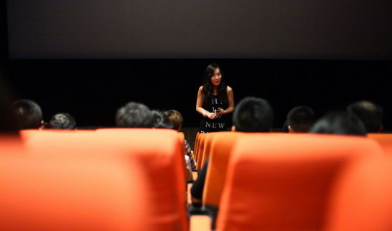 工作人员介绍影片