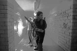 皮特在影片开头带妻女躲避僵尸追杀。