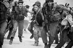 布拉德·皮特饰演的前联合国调查人员四处奔走，寻找对付僵尸的方法。